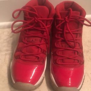 Jordan 11 Reds size 6